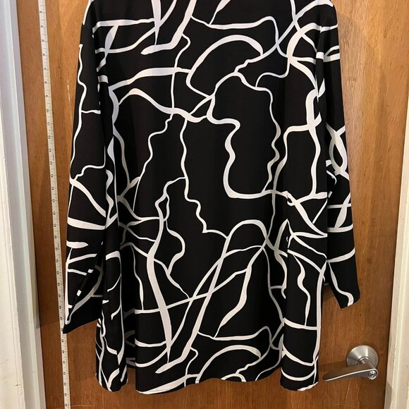 Size 4XL - Emery Rose - Black and White Pullover Blouse - Picture 5 of 6